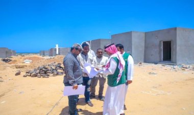 فريق مركز الملك سلمان للإغاثة يتفقد سير العمل في بناء 50 وحدة سكنية بمديرية المسيلة