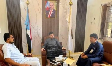 رئيس انتقالي المهرة يطلع على أوضاع أبناء سقطرى الدارسين بمحافظة المهرة .