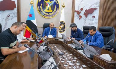 الرئيس الزُبيدي يناقش مع سفيرة المملكة المتحدة مستجدات الأوضاع وجهود إحلال السلام في بلادنا