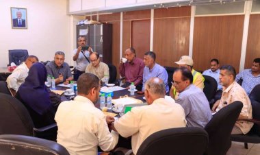 نائب المحافظ يترأس اجتماعا للجنة فتح المظاريف بعدن