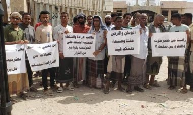 متعاقدو الاتصالات في حضرموت يخرجون احتجاجًا على قرار فصلهم التعسفي
