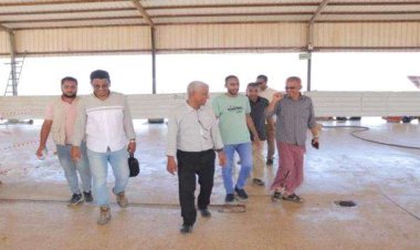 مأمور الشحر يتابع سير عمل مشروع إعادة تأهيل صالة الإنزال السمكي