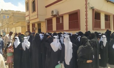 أقامتها طالبات مديرية غيل باوزير... وقفة احتجاجية معبرة عن رفضهم وسخطهم للقرار الظالم بحقهم