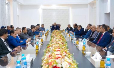 الرئيس الزُبيدي يلتقي رئيس وأعضاء اللجنة العسكرية والأمنية العُليا