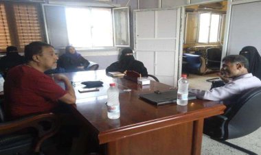 مستشار وزير التربية يطلع على سير العمل بمحو الأمية في عدن