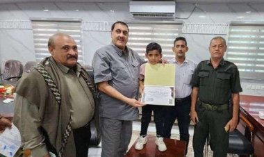 مديرية أمن عدن تكرم طفلا أعاد مجوهرات مفقودة لمالكها
