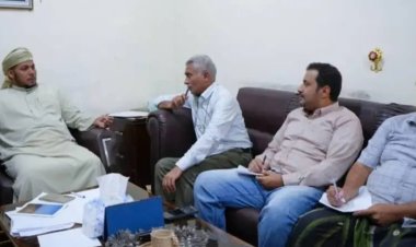 المحافظ الثقلي يلتقي فريقاً فنياً من شركة النفط ويطلع على الجهود المبذولة لاستئناف تشغيل فرعها بسقطرى.