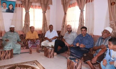 رئيس تنفيذية انتقالي حضرموت يزور الشخصية التربوية القديرة عوض عمر جوبان  (البطل)