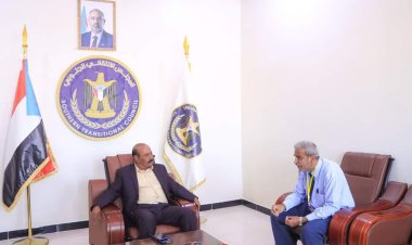 رئيس انتقالي شبوة يلتقي مدير مستشفى شبوة العام للأمومة والطفولة