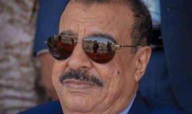 اللواء بن بريك يُعزَّي محافظ محافظة حضرموت بوفاة زوجته