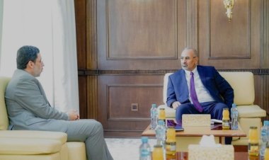 الرئيس القائد عيدروس الزُبيدي يشدد على ضرورة اضطلاع الحكومة بمسؤولياتها في انتشال الوضع الاقتصادي والخدمي