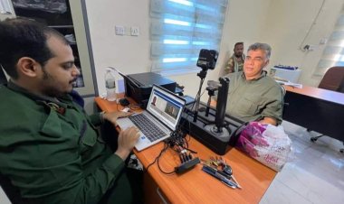 مدير عام الأمن والشرطة بساحل حضرموت يدشّن العمل في إصدار البطائق الشخصية الذكية لمنتسبي الأمن والشرطة