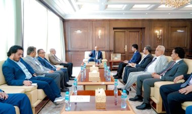 الرئيس الزُبيدي يترأس اجتماعا لبحث حلول عاجلة لوقف التدهور المتسارع للأوضاع الاقتصادية والخدمية