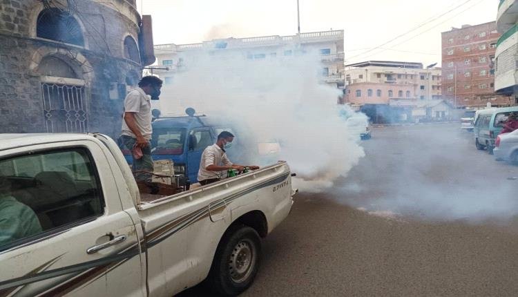 العاصمة عدن.. قسم صحة البيئة بالتواهي ينفذ حملة الرش الضبابي لأحياء المديرية