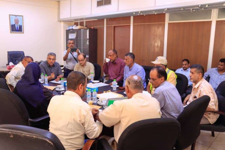 نائب المحافظ يترأس اجتماعا للجنة فتح المظاريف بعدن