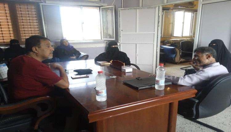 مستشار وزير التربية يطلع على سير العمل بمحو الأمية في عدن