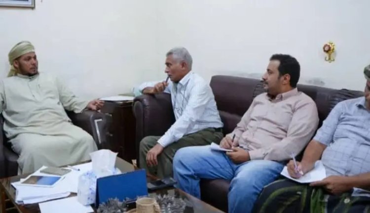 المحافظ الثقلي يلتقي فريقاً فنياً من شركة النفط ويطلع على الجهود المبذولة لاستئناف تشغيل فرعها بسقطرى.