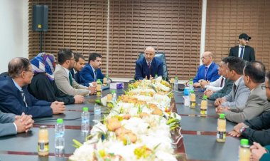 الرئيس الزُبيدي يتفقد سير العمل في البنك المركزي ويجدد دعمه لقراراته الهادفة حماية القطاع المصرفي