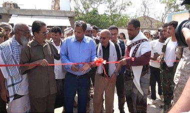 محافظ أبين يزور منطقة شقرة ويفتتح مشروع مركز الإنزال السمكي