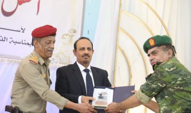 رئيس تنفيذية انتقالي حضرموت يُكَرم بدرع التحرير من قبل قيادة المنطقة العسكرية الثانية