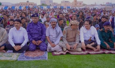 رئيس تنفيذية انتقالي شبوة يؤدي صلاة العيد مع جموع المواطنين ويتفقد مرضى مستشفيات عتق