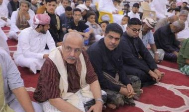 الكثيري والمحمدي يؤديان صلاة العيد في مسجد الشهداء بمدينة المكلا