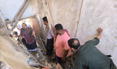 محافظ حضرموت يُشرف على عملية الإنقاذ بالمنزل المُنهار بالمكلا ويوجّه بعلاج المصابين ورفع وتيرة عمليات الإنقاذ