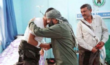 قائد الحزام الأمني يتفقد مصابين في تفجير إرهابي