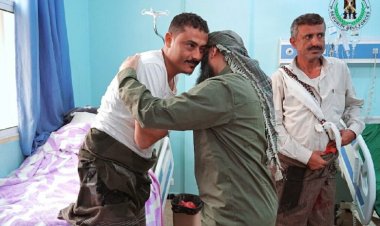 العميد الوالي يطمئن على صحة القيادي سمير مهلب ومرافقه بعد تعرضهما لتفجير إرهابي في أبين