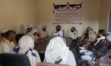 رئيس تنفيذية إنتقالي غيل باوزير يطمئن على صحة رئيس قسم الشؤون الإجتماعية بالهيئة أمين عوشان