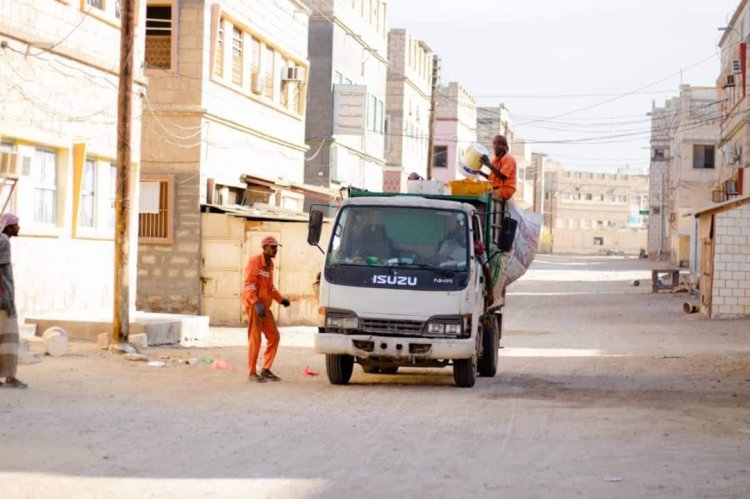 مهندسو النظافة بغيل باوزير يضاعفون العمل استعداداً لقرب عيد الأضحى المبارك