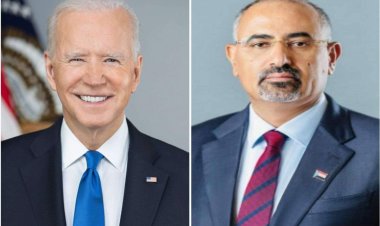 الرئيس الزُبيدي يهنئ الرئيس الأمريكي بذكرى الاستقلال