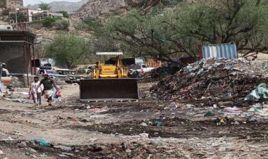 أبين.. حملة لرفع وإزالة مخلفات القمامة من مدخل سوق سرار المركزي