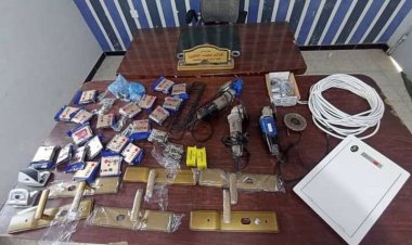 الأجهزة الأمنية بمديرية الشحر تلقي القبض على شخص قام بسرقة منازل بمنطقة المنصورة