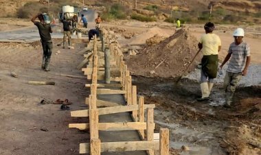 بتمويل صندوق صيانة الطرق والجسور بشبوة” الفرق الفنية تبدأ صبيات جسر الكيس بمديرية الروضة