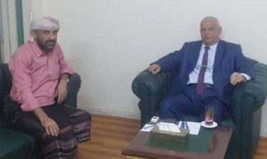 وزير الخدمة المدنية يبدى استعداده بمعالجة مظلومية منتسبي مكتب الواجبات الزكوية بعدن