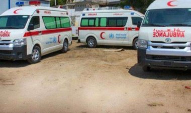 الإمداد الدوائي يرفد مكتبي الصحة بأبين والضالع بسيارتي إسعاف