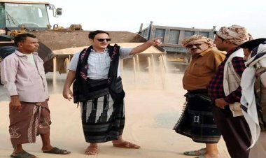 وكيل المحافظة يتفقد أعمال إزاحة الرمال المتحركة من الطريق الدولي عتق- المكلا بمنطقة النشيمة رضوم