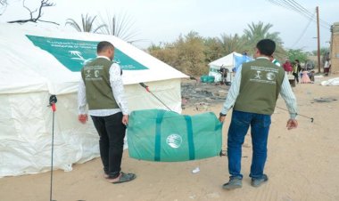 مركز الملك سلمان للإغاثة يوزع مساعدات إيوائية طارئة للأسر المتضررة جراء حريق اندلع بمخيم النازحين بسيئون