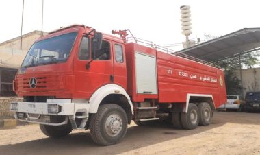 الدفاع المدني يخمد حريقا نشبت نيرانه في مستودع مطعم بالعاصمة عدن