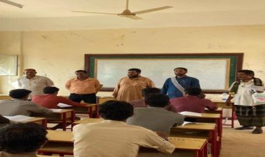 نائب مدير الرقابة والتفتيش بمكتب تربية شبوة يتفقد سير العملية الاختبارية في مركز عزان للبنين