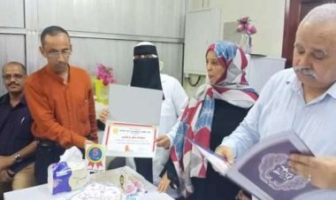 مدير صحة عدن يكرم الموظفين المبرزين في مستشفى الشعب سابقا بصيرة ‏