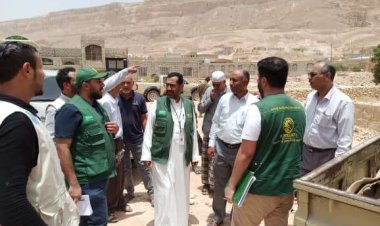 مدير مركز الملك سلمان وفريق العمل يتفقدون مواقع مشروع حفر وتجهيز بئرين في تريم وسيئون