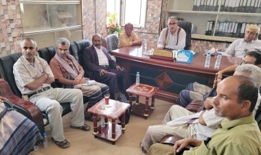 رئيس تنفيذية انتقالي شبوة يناقش مع مدير عام مديرية عتق عددا من الملفات الخدمية