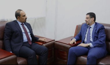 رئيس الوزراء يبحث مع محافظ حضرموت احتياجات المحافظة ويؤكد دعم الحكومة بمنح صلاحيات واسعة للسلطات المحلية