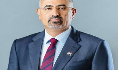 الرئيس الزُبيدي يُعزُّي قائد المنطقة العسكرية الرابعة بوفاة أخيه