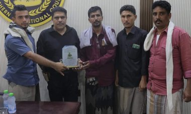 رئيس تنفيذية انتقالي حضرموت يُكرم من اللجنة الشبابية بمنطقة العيون نظير جهوده التنموية والشبابية