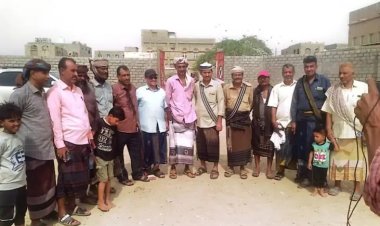 رئيس انتقالي أحور ومدير عام المديرية يشرفان على تسليم ملعب النادي بعد استكمال تسويره