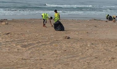 ملتقى شباب صابر وفريق طالب الرزق ينفذان مبادرة لتنظيف شاطئ شحير