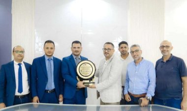 تكريم بنك اليمن الكويت من قبل الشركة المنفذة لمشروع الطاقة الشمسية